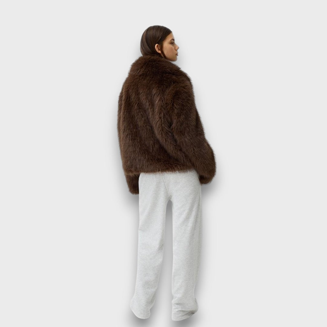 Illia – Short Faux Fur Coat with Oversized Collar